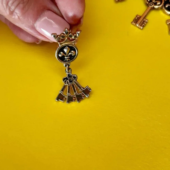 Vintage 50s Gold Plated Fleur de Lis Keys Brooch and Screwback Earrings - Picture 5 of 7